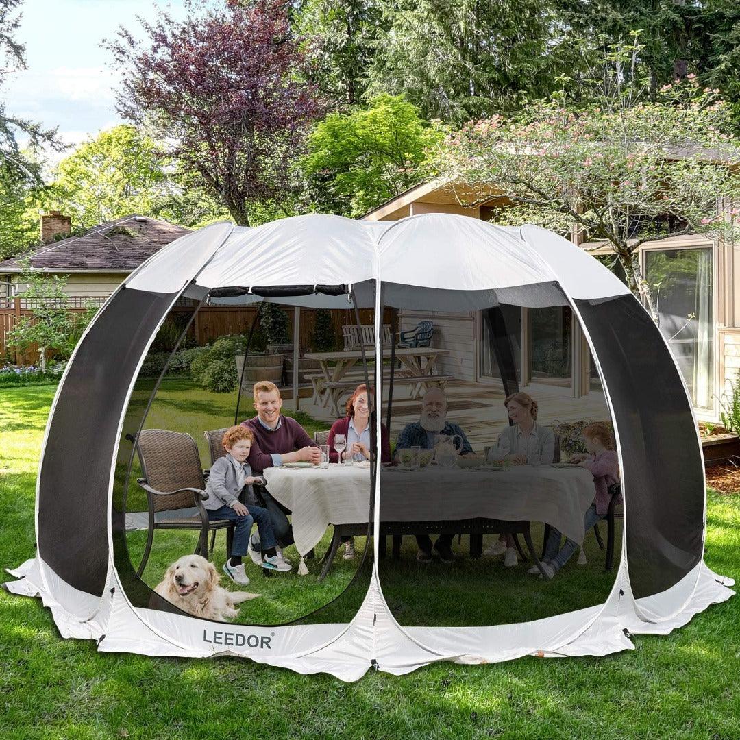 Use the Leedor pop-up screen in the backyard with the family